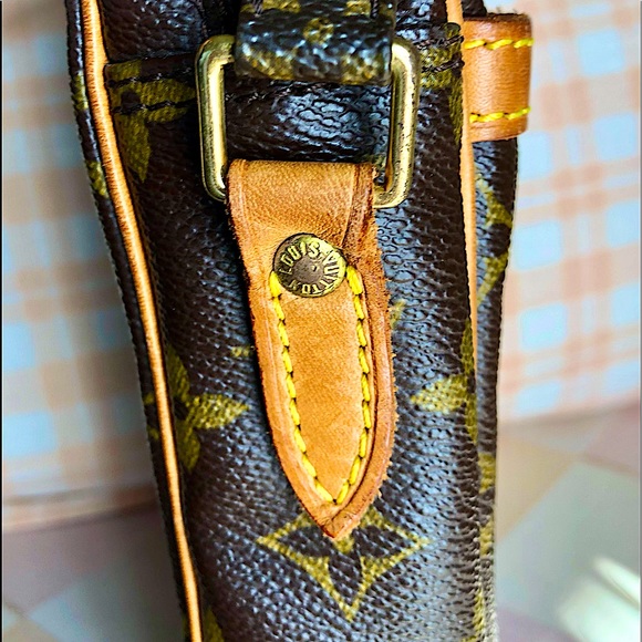 Excellent Condition Rare Louis Vuitton Cross-Body Danube Patent Leather Bag - Picture 13 of 15